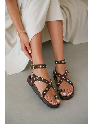 Selin Shoes Azura Renkli Taş ve Çapraz Bant Detay Ayarlanabilir Çift Tokalı Parmak Arası Kadın Sandalet- Kahve Süet