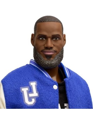 Die Grup Barbie Bomber Ceketi, Kulaklık ve Güneş Gözlüğü Gibi Aksesuarlarıyla Koleksiyona Uygun Signature Lebron James Kenbassadors Bebek, HRM33