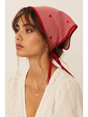 Betty Bands Kadın Kırmızı Beyaz Çizgili Kalp Desenli Üçgen Bandana Kırmızı Biyeli Bağlamalı Fular Şal Saç Aksesuarı