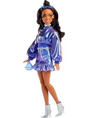 Die Grup Barbie Stil Ikonu Bebek, Dalgalı Kahverengi Saçlarıyla Metalik Mavi Bluz ile Etek Giyen ve Gümüş Mücevher, Kristalli El Çantası ve Güneş Gözlüğü Gibi Aksesuarlar Takan, JFP42