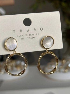 Bade Jewelry Vip Gold&beyaz Sedefli Sallantılı Halka Detaylı Kararmaz Çelik Küpe