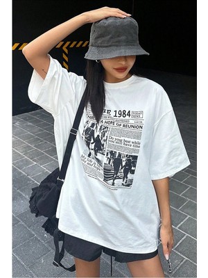 Kozz Style Kadın Beyaz Bisiklet Yaka 1984 Gazete Baskılı Oversize T Shirt