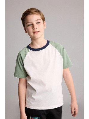 DeFacto %100 Pamuk New Regular Fit Bisiklet Yaka Kısa Kollu Tişört Erkek Çocuk H6383A826HS