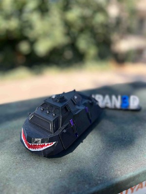 3D Baskı Fantastik Gülümseme Detaylı Zırhlı Araba Dekoratif Koleksiyon Modeli
