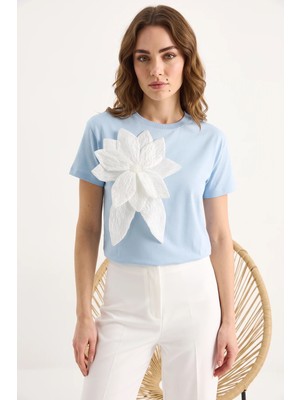 Efnaz Style Kadın Çiçek Aksesuarlı Kısa Kollu Pamuklu T Shirt Bebe Mavisi
