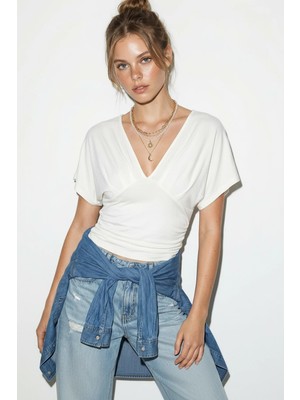 Efnaz Style Kadın Vücuda Oturan Büzgülü Drape Detaylı V Yaka Yarasa Kol Beyaz Bluz