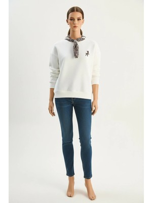 Efnaz Style Kadın Fular Detaylı Ceylan Nakışlı Üç Iplik Şardonlu Oversize Beyaz Sweatshirt
