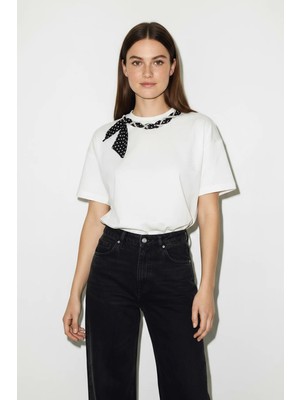 Efnaz Style Kadın Fular ve Inci Detaylı Bisiklet Yaka Oversize Basic Beyaz Tişört