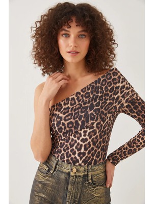 Efnaz Style Kadın Madonna Yaka Tek Kollu Leopar Desenli Kahverengi Bluz