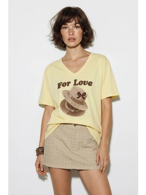 Efnaz Style Kadın V Yaka For Love Nakış ve Boncuk Işlemeli Oversize T Shirt Açık Sarı