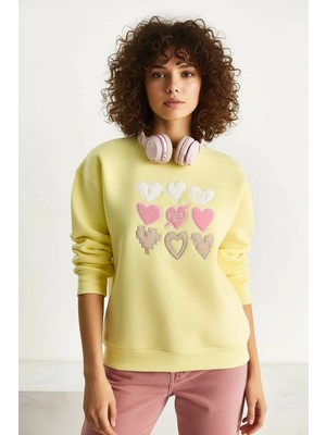 Efnaz Style Kadın Bisiklet Yaka Kalp Nakışlı Şardonlu Üç Iplik Limon Sarısı Sweatshirt