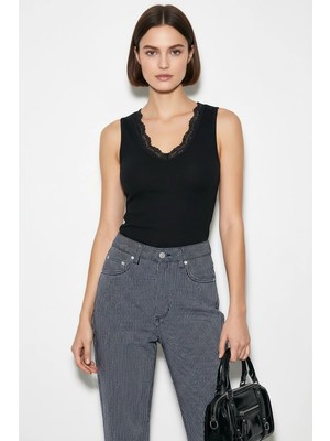 Efnaz Style Kadın Dantel Detaylı V Yaka Fit Siyah Bluz