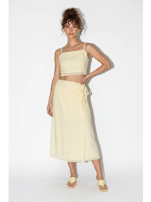 Efnaz Style Kadın Keten Dantel Detaylı Askılı Crop Bluz Bağlamalı Pareo Sarı Etek Takım