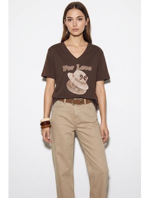 Efnaz Style Kadın V Yaka For Love Nakış ve Boncuk Işlemeli Oversize T Shirt Acı Kahve