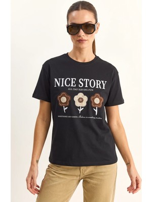 Efnaz Style Kadın Nice Story Yazı ve Nakış Detaylı Relaxed Fit T Shirt Siyah