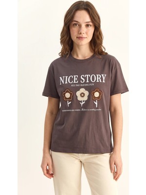 Efnaz Style Kadın Nice Story Yazı ve Nakış Detaylı Relaxed Fit T Shirt Kahverengi