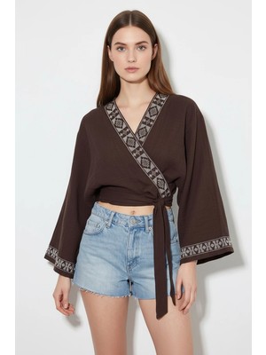 Efnaz Style Kadın Nakış Işlemeli Bağlama Detaylı Geniş Kollu Müslin Acı Kahve Kimono Bluz