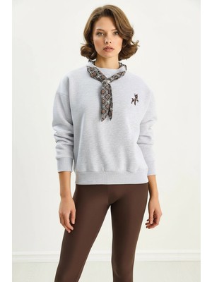 Efnaz Style Kadın Fular Detaylı Ceylan Nakışlı Üç Iplik Şardonlu Oversize Gri Sweatshirt