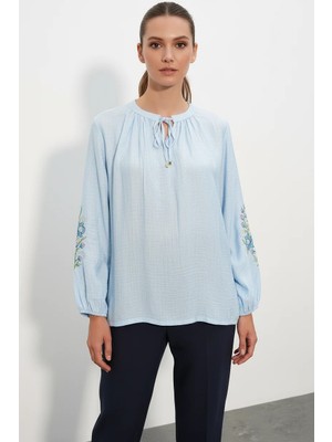 Efnaz Style Kadın Bağcıklı Yaka Oversize Nakışlı Çiçek Desenli Mavi Bluz