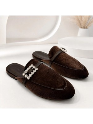 Dabab Shoes Marıgold Kadın Taşlı Tokalı Acı Kahve Kadife Görünümlü Kapalı Burun Düz Taban Mule Terlik