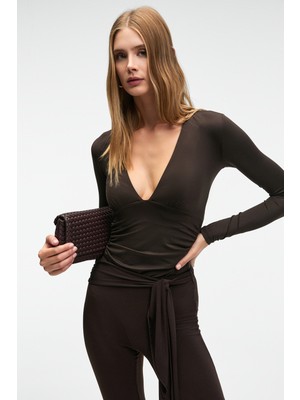 Ethiquet Tevrıne Kadın Kruvaze Yakalı Esnek Kumaşlı Uzun Kollu Çıtçıt Kapamalı Slim Fit Koyu Kahverengi Bluz