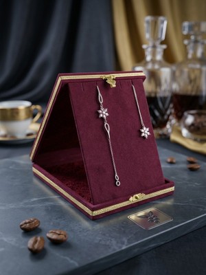 Bordo Kadife Takı, Kolye Sunum Kutusu - Altın Yaldız Şeritli Standlı Hediye Kutusu (16X13X3 Cm)