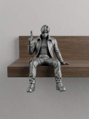 Leon S. Kennedy Oturan Figür - Metalik Boyalı