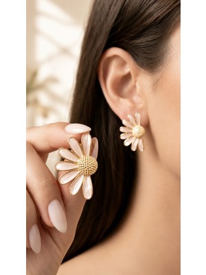 Invictus Design Kadın Gold Beyaz Rose Sedefli Daisy Yarım Papatya Tasarım Yapraklı Çiçek Figürlü Trend Küpe