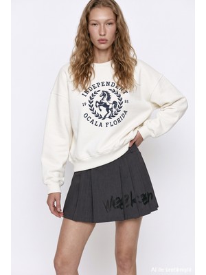 Quzu Yazı ve At Baskılı Sweatshirt Ekru