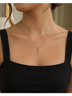 Kadın Altın Renk Dikdörtgen Baget Taşlı Minimal Kolye 40–45 cm