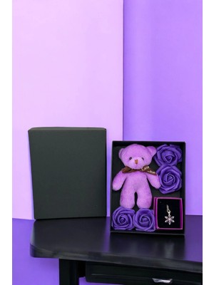 St. Morritz Kutu Içerisinde Mor Güller Lotus Kolye ve Peluş Ayıcık Sevgiliye Hediye Kutusu Solmayan Gül