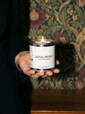 Mojea Metal Kutu Kokulu Mum 200 G | %100 Doğal Soya Wax | Pure Vanilla (Vanilya), Sakura (Japon Kiraz Çiçeği), Oud Noir (Oud), Royal Peony (Şakayık)