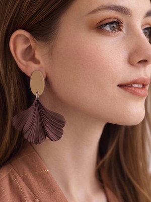 Eosanthe Kadın Küpe Ginkgo Biloba Yaprağı Bej - Kahve Modern, Estetik Tasarım 6 cm