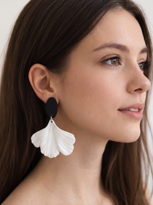 Eosanthe Kadın Küpe Ginkgo Biloba Yaprağı Siyah - Beyaz – Modern, Estetik Tasarım 6 cm