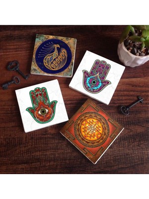 Odea Pinecone Stone Tavus Kuşu, Sri Yantra, Fatma Ana Eli (Hamsa) Taş Bardak Altlığı Seti - 4 Parça - Dekoratif, Rustik Mutfak Aksesuarı, 10X10 Cm, Kaydırmaz Tabanlı, Şık ve Dayanıklı SC258
