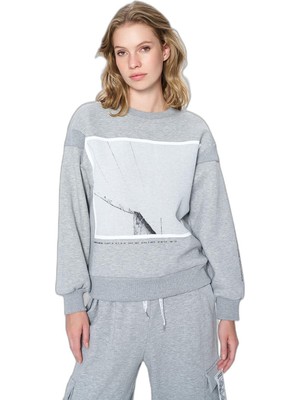 Odea Sırtı Fermuar Detaylı Baskılı Sweatshirt Gri