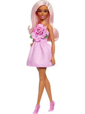 Odea Barbie Fashionistas Oyuncak Bebek No. 238, Pastel Pembe Saçlı, Gül Üstlü, Askısız Elbise, Inci Saç Tokası ve Yüksek Topuklu Kayışlı Ayakkabı, HYT94
