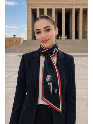 Tarzını Seç Atatürk Siyah Kırmızı Şeritli Atatürk Fotograflı ve Imzalı 85X25CM Kravat / Eşarp / Fular