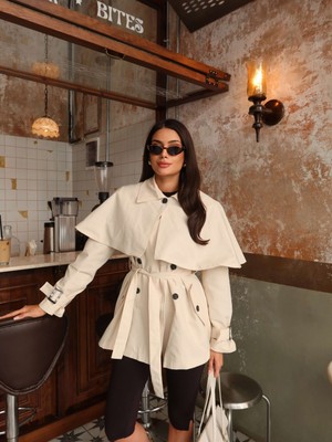 Esra Helvacı Kemerli Pelerin Detay Trench