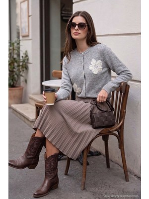 Lela Premium Tül Çiçek Detaylı Regular Fit Bisiklet Yaka Düğmeli Triko Hırka Bayan Hırka 680HI002421