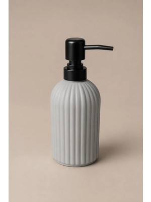 Klarhaus Vovy Çizgili Cam Sabunluk 500 ml – Siyah Pompalı Modern Sıvı Sabun ve Deterjan Dispenseri - 18,5 cm x 7 cm