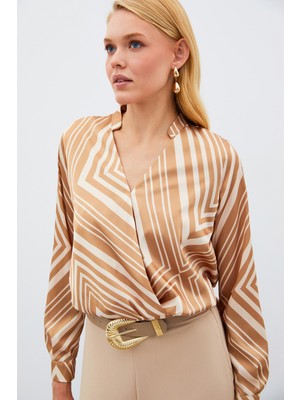 Sateen Kruvaze Desenli Bluz - Kahve