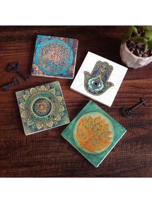 Aesco Pinecone Stone Mandala, Yaşam Çiçeği, Lotus Çiçeği, Fatma Ana Eli (Hamsa) Taş Bardak Altlığı Seti - 4 Parça - Dekoratif, Rustik Mutfak Aksesuarı, 10X10 Cm, Kaydırmaz Tabanlı, Şık ve Dayanıklı SC212