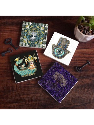 Die Grup Pinecone Stone Hayat Ağacı, Şahmeran, Fatma Ana Eli (Hamsa) Taş Bardak Altlığı Seti - 4 Parça - Dekoratif, Rustik Mutfak Aksesuarı, 10X10 Cm, Kaydırmaz Tabanlı, Şık ve Dayanıklı SC482
