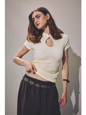Die Grup Defacto Slim Fit Yarım Balıkçı Yaka Kırışık Dokulu Kısa Kollu Kum Beji Tişört I2801AX26AU