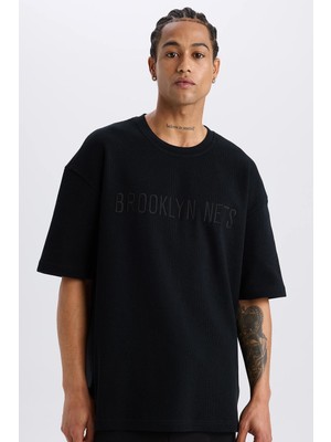 Die Grup DEFACTO%100 Pamuk Nba Brooklyn Nets Oversize Geniş Kalıp Bisiklet Yaka Waffle Kısa Kollu Tişört D8504AX25SP