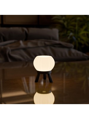 Frefly Store Deco Fabrıca Modern Balon Şeklinde Masa Lambası – Tripod Ayaklı Eğlenceli Abajur | Çocuk ve Genç Odası Dekoratif Aydınlatma