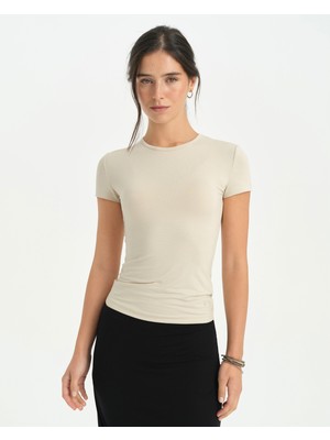 Ayma Active Kadın Krema EcoVero™ Viskoz Bisiklet Yaka Kısa Kollu Logo Detaylı Basic T-shirt