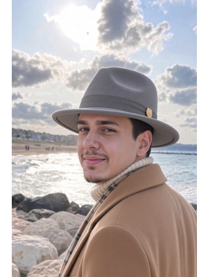 Mollycrush Erkek Kışlık Klasik Gri Fötr Şapka | Şeritli Geniş Siperli Keçe Fedora Modeli