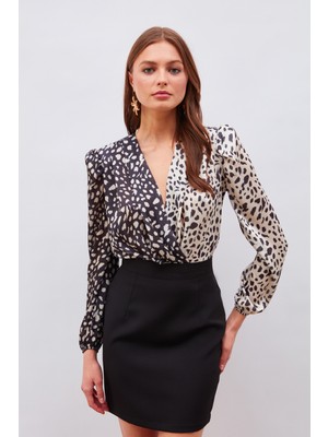 Sateen Kruvaze Desenli Bodysuit - Bej-siyah